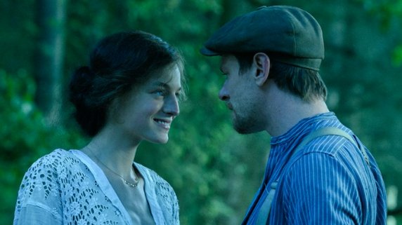 Emma Corrin i Jack O’Connell w filmie "Kochanek Lady Chatterley"