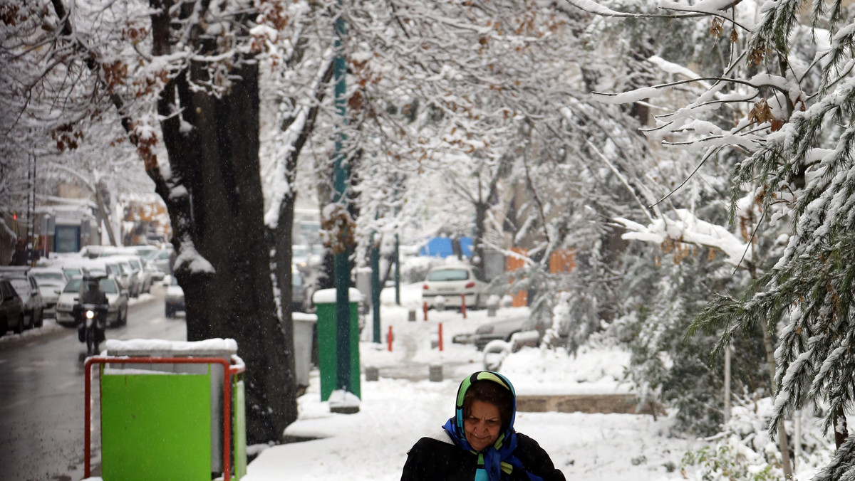 Śnieg sparaliżował w Teheran