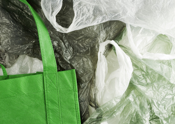 Opłata recyklingowa obejmie lekkie torby na zakupy z tworzywa sztucznego o grubości do 50 mikrometrów
