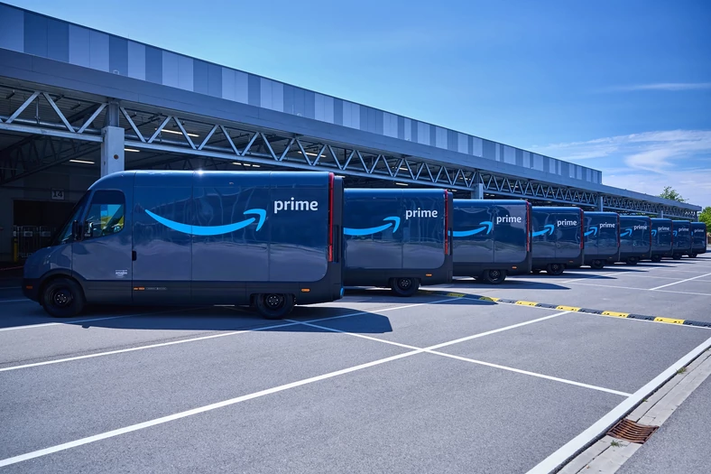 Rivian dostarczy Amazonowi łącznie 100 tys. e-vanów