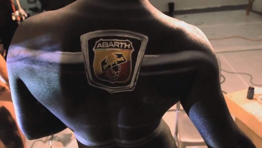 Pomalowane kobiety ułożyły samochód