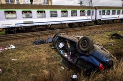 Tragiczna Wielka Sobota. Ojciec z córką zginęli na przejeździe kolejowym. Szlabany były podniesione? [ZDJĘCIA]