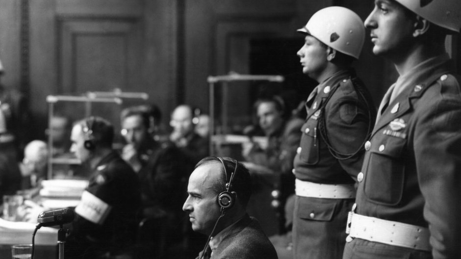 Niemiecki nazistowski gubernator Polski Hans Frank (w słuchawkach) podczas procesów norymberskich, Niemcy, marzec 1946 r. 