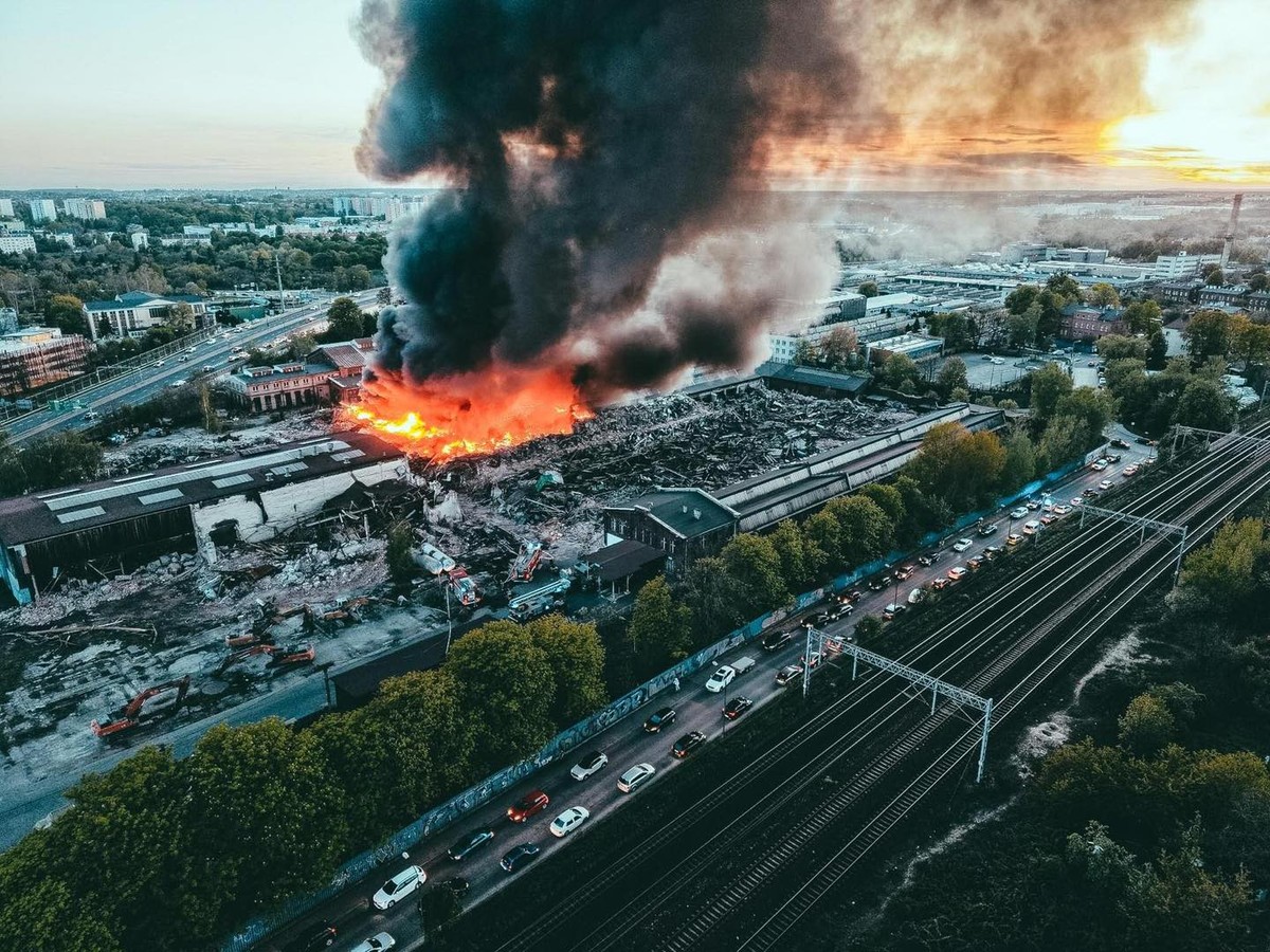 Płomienie na kilka metrów i kłęby dymu nad miastem. 