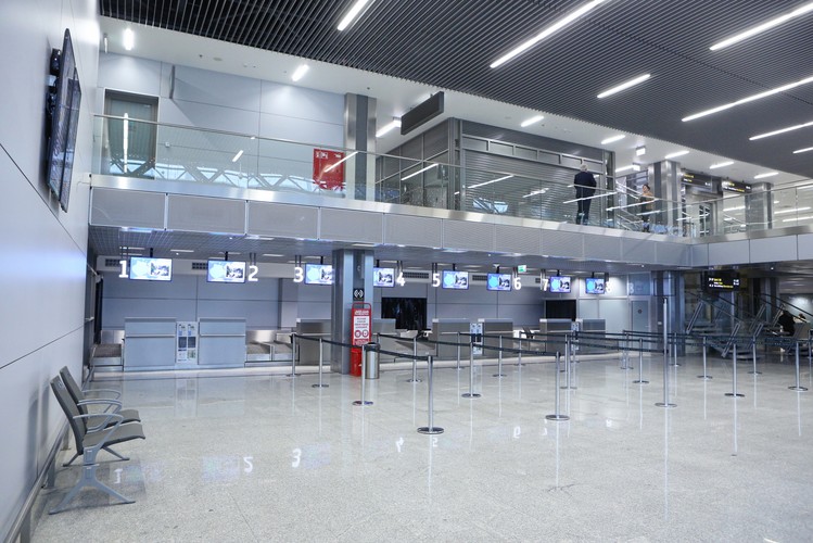 „Do tego potrzebne są dalsze inwestycje w infrastrukturę. Jestem przekonany, że zostaną one zrealizowane w maksymalnie krótkim czasie” - dodał. Chodzi przede wszystkim o budowę nowej drogi startowej o długości 2,8 tys. m. Według zapowiedzi zarządu lotniska powinna ona być gotowa w 2021 r.
<br><br>
W ramach trzeciego i ostatniego etapu inwestycji wykonano modernizację hali odpraw w starym budynku terminalu. Powstało tam kolejnych 18 stanowisk odprawy biletowo-bagażowej, pięć poczekalni odlotowych oraz terminal VIP. Powiększyła się również strefa handlowa lotniska – powstały nowe punkty komercyjne i usługowe.