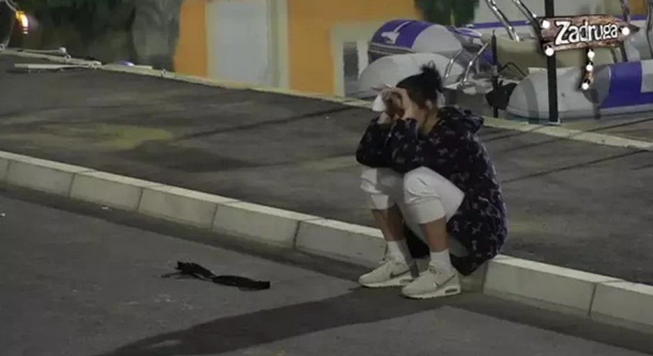 SLOMILA STAKLO Mina napravila haos, histerisala, obezbeđenje je IZNELO IZ KUĆE