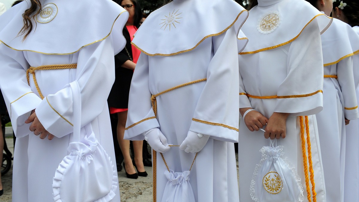 Najlepsze prezenty na pierwszą komunię według znanego księdza