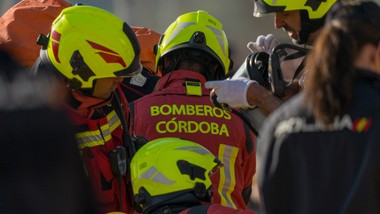 katastrofa kolejowa w hiszpanii. wykoleiły się dwa pociągi dużych prędkości. wiele osób nie żyje