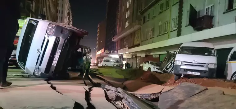 Podziemny wybuch w Johannesburgu. Wyrzucił w powietrze ponad 20 samochodów