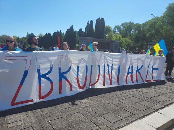 Hasła na proteście przed Cmentarzem Żołnierzy Radzieckich