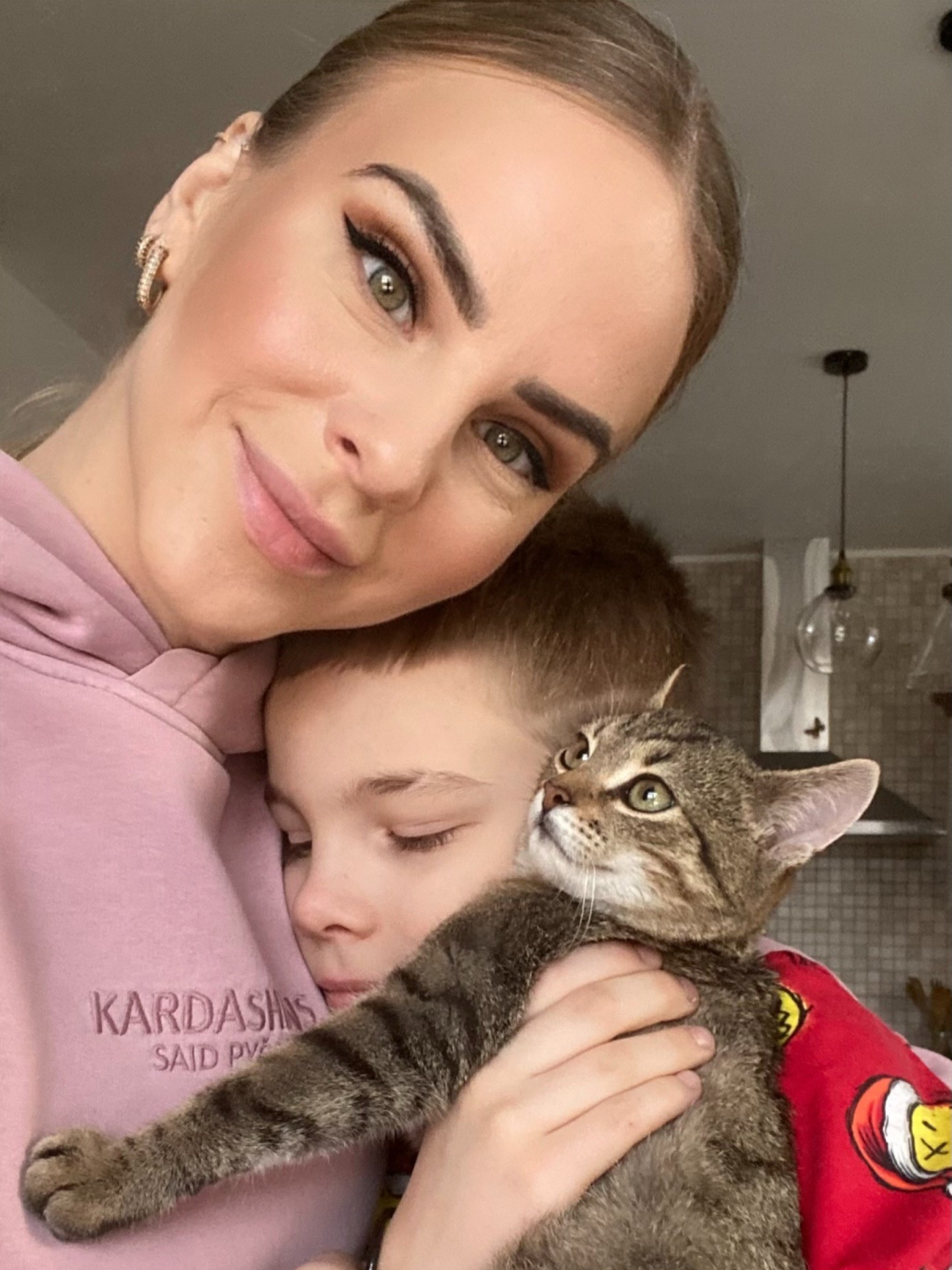 Bývalá superstaristka Barbora Balúchová so synom a kocúrikom.