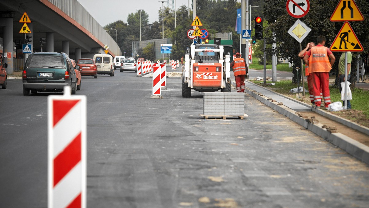 W weekend kierowcy zaczną prace przy układaniu ostatniej, ścieralnej warstwy asfaltu na ulicy abp. Walentego Dymka. W związku z tym zostanie ona wyłączona z ruchu, a kierowców czekają utrudnienia - informuje epoznan.pl.