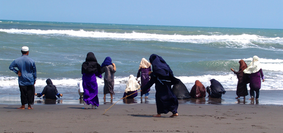 Indonezja - czadory na plaży