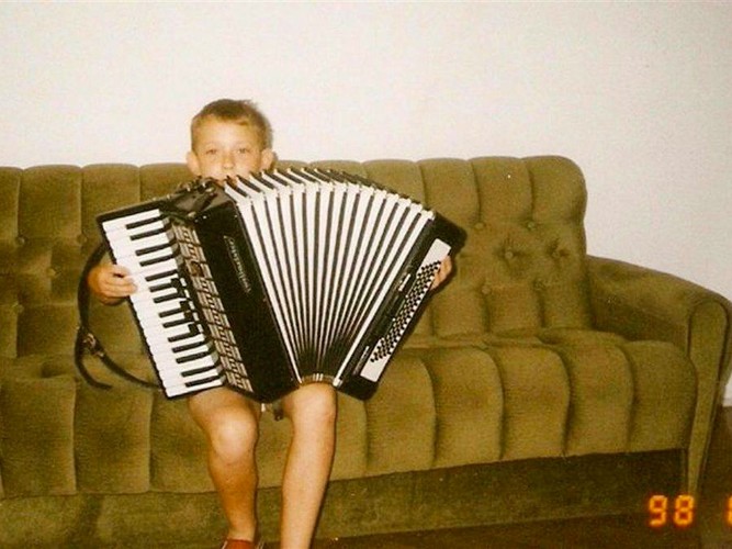Lolek od najmłodszych lat grał na akordeonie