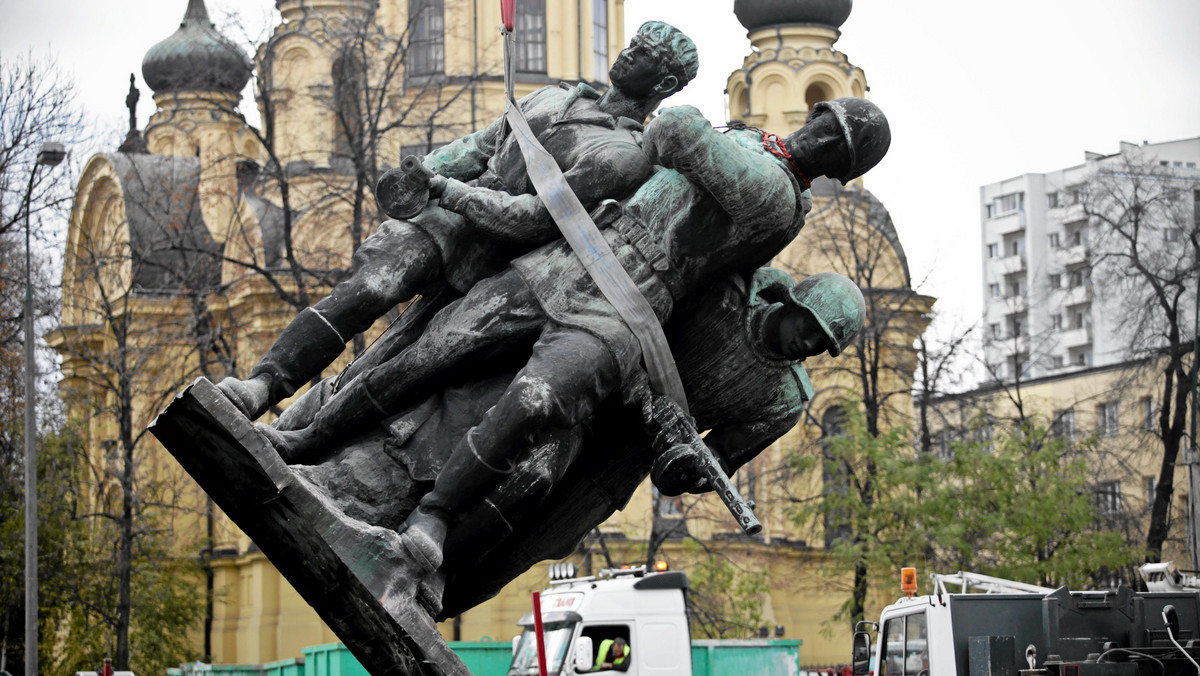 Ponad 70 procent mieszkańców stolicy chce, by Pomnik Braterstwa Broni, nazywany przez warszawiaków potocznie pomnikiem "czterech śpiących", powrócił na Pragę. Tak wynika z badań przeprowadzonych na zlecenie stołecznego Ratusza.