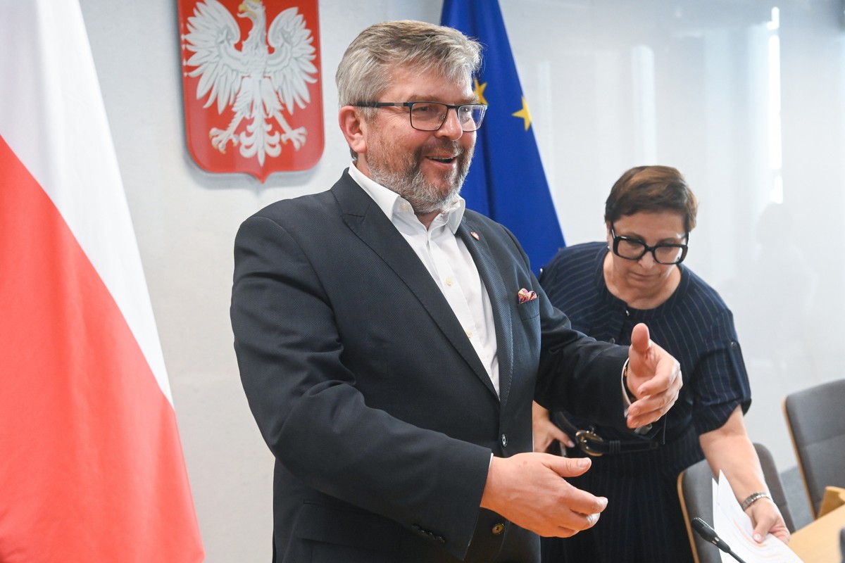 Warszawa, 26.06.2024. Poseł Jarosław Urbaniak (L) przed spotkaniem klubu KO z szefem MS, prokuratorem generalnym Adamem Bodnarem, 26 bm. w Sejmie w Warszawie. (jm) PAP/Piotr Nowak