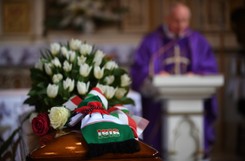 Race, szaliki Legii i 'Sen o Warszawie'. Tak żegnano Pawła Zarzecznego na Cmentarzu Bródnowskim