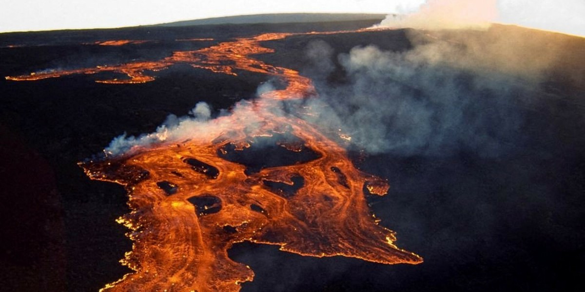 Po 40 latach uśpienia wybuch wulkan Mauna Loa na Hawajach.