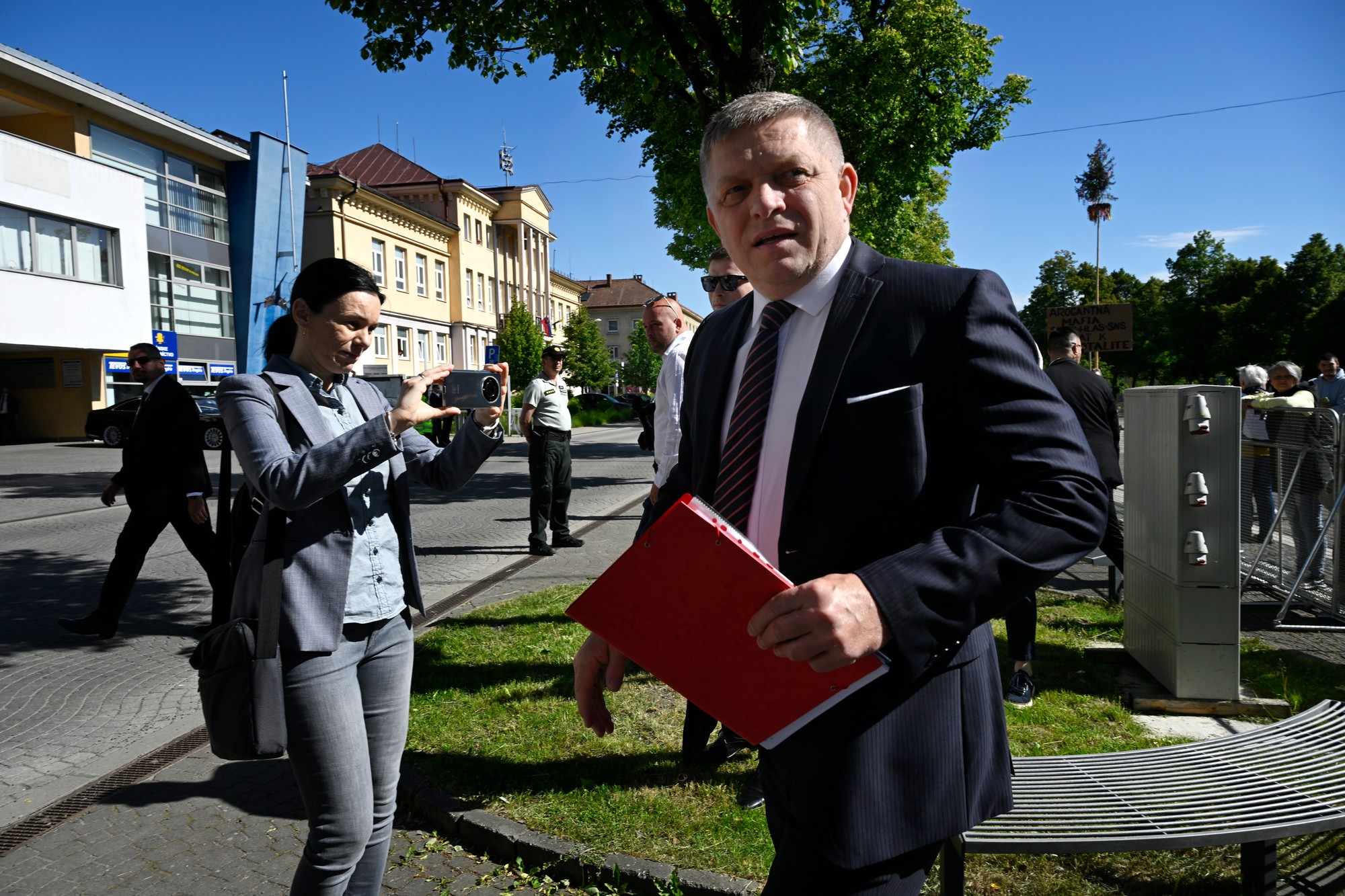 Predseda vlády SR Robert Fico (Smer-SD) prichádza na výjazdové rokovanie vlády do kultúrneho domu v Handlovej.