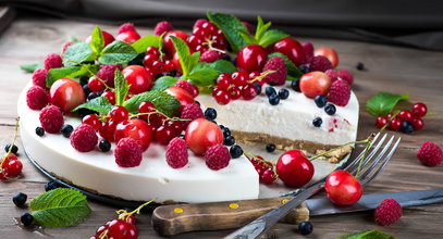 Masz jogurt i owoce? Przygotuj prosty deser na upalny dzień. Mamy trzy świetne propozycje