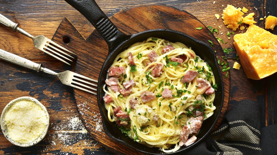 Carbonara to danie, które przygotowuje się błyskawicznie