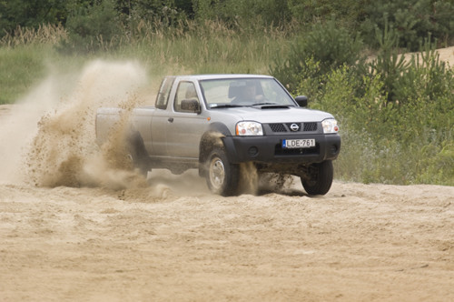 Nissan NP300 kontra Toyota Hilux. Porownanie pikapów do pracy