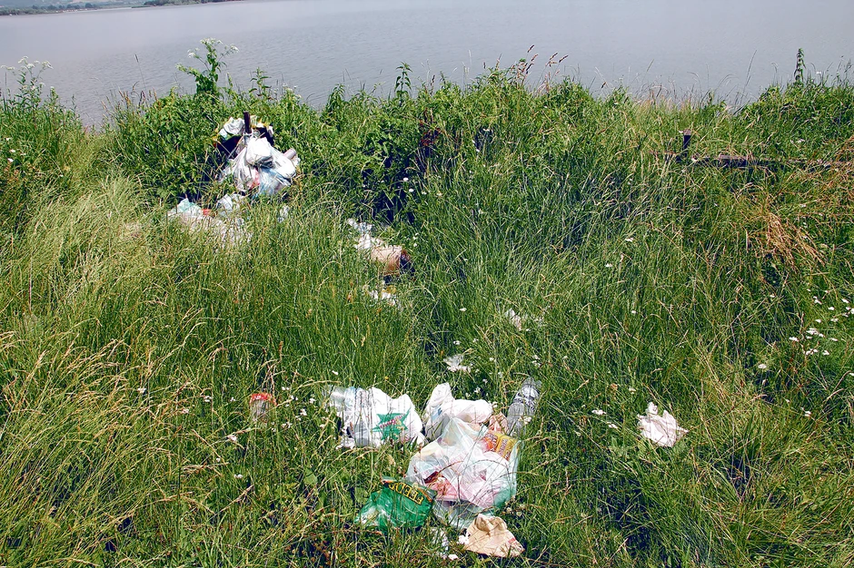Jezero i njegove obale zagađuju posetioci, vikendaši, a smeće iz okolnih sela donose i njegove pritoke