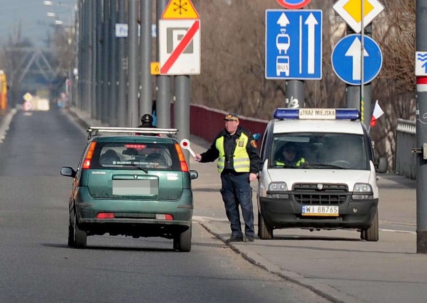 Koszą ludzi na zamkniętym moście!