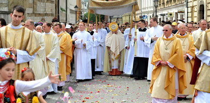 W czwartek święto Bożego Ciała. Na procesję weź maseczkę!