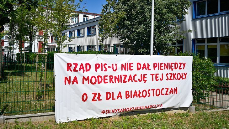 Baner na jednej ze szkół podstawowych w Białymstoku /fot. UM Białystok/