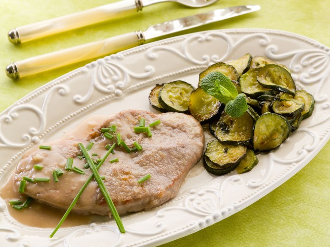 26386_telece-snicle-stock-photo-escalope-with-white-wine-sauce-and-sauteed-zucchinis-shutterstock_97237883