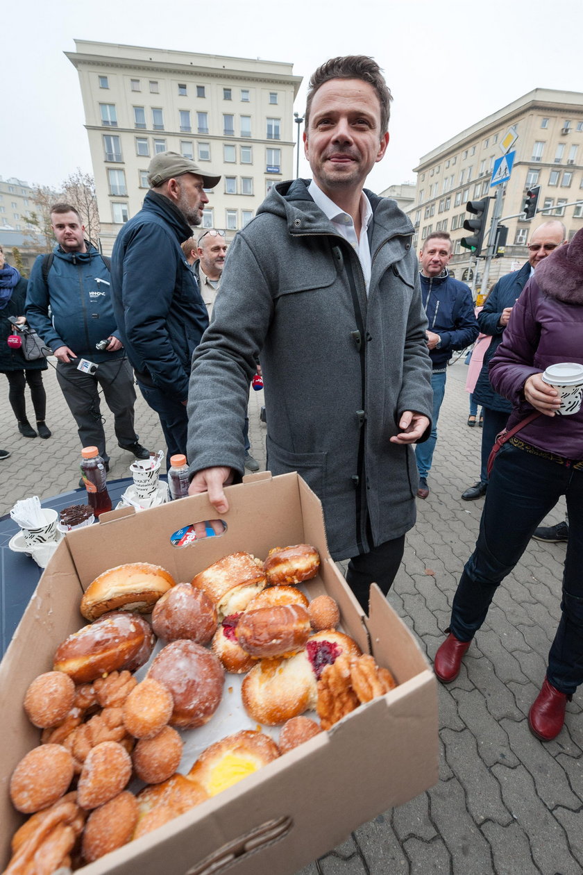 Pierwszy dzień prezydenta Trzaskowskiego. Rozdawał pączki w metrze