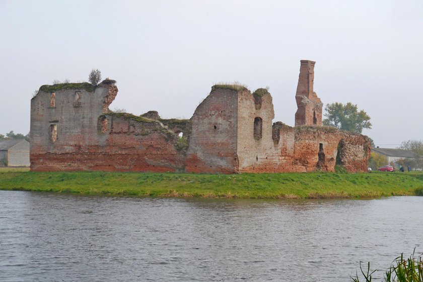 O średniowiecznych ruinach w Besiekierach krążą różne legendy