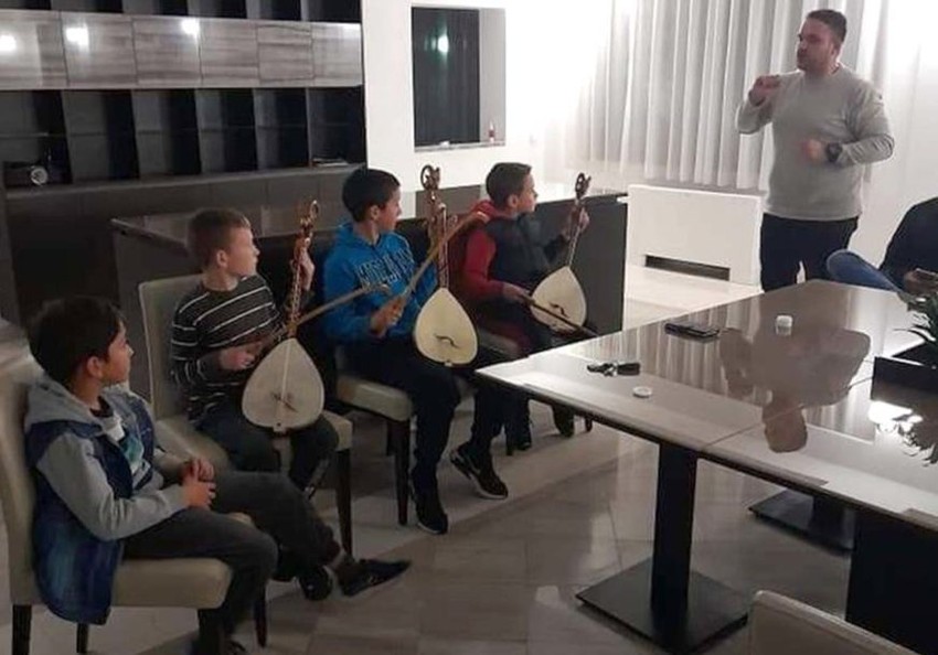 Marko Butulija uči decu da sviraju gusle