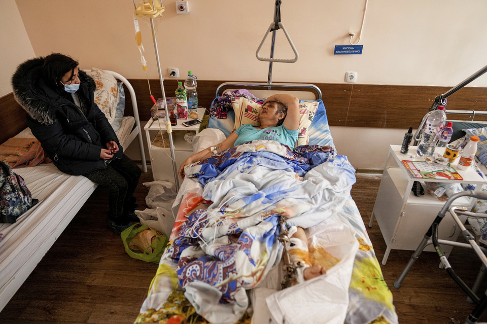 60-letnia kobieta w szpitalu w Mariupolu, która została ranna podczas ataku rakietowego