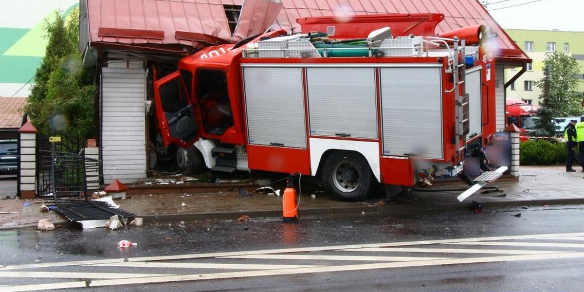 Groźny wypadek w Sokółce. Strażacy uderzyli w dom