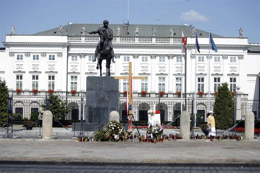 Policja usunęła obrońców krzyża