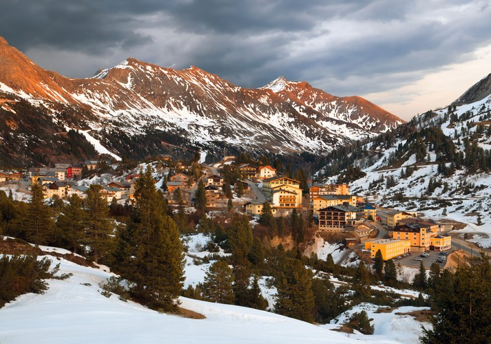 Obertauern - Położona na południe od Salzburga osada hotelowa Obertauern jest jednocześnie jednym z najpopularniejszych regionów narciarskich Ziemi Salzburskiej. Tereny narciarskie otaczające miasteczko położone są na wysokości 1740 - 2350 m n.p.m. Zakaz ruchu kołowego wokół Obertauern pozwala odetchnąć od spalin. Zasłużenie cieszy się sławą jednego z najatrakcyjniejszych regionów narciarskich w Alpach. Jedyny w swoim rodzaju system wyciągów i tras pozwalają na zrobienie narciarskiej rundy dookoła osady. Fantastyczne warunki śniegowe i tętniące życie nocne gwarantują udany urlop narciarski.