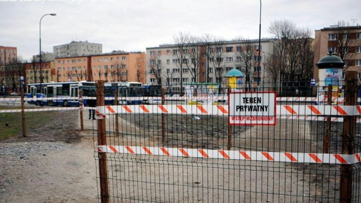 MM Kraków: Zamiast po chodniku, mieszkańcy do pętli autobusowej muszą iść przez błoto.