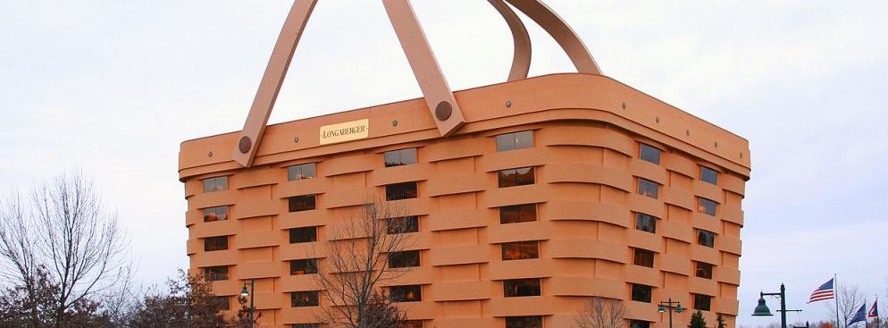 Gigantyczny koszyk wybudowano w Newark w stanie Ohio. Firma, której siedziba znajduje się w jego wnętrzu zajmuje się… produkcją koszyków. Sam budynek to gigantyczna kopia ulubionego koszyka założyciela firmy – Dave’a Longabergera.