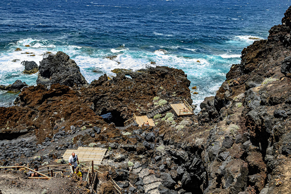 Wulkaniczną pamiątką na El Hierro są naturalne baseny, których znajdziemy w tym miejscu co najmniej kilkanaście. Jednym z najbardziej znanych jest El Charco Azul. Kąpielisko z jednej strony osłonięte niewielkimi skałami, z drugiej – kończy się wejściem do jaskini. 