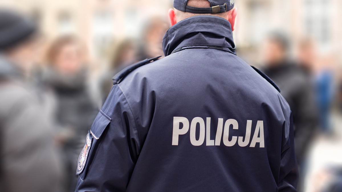 Ojciec i syn oszukiwali starszych ludzi metodą na policjanta. Pokrzywdzeni stracili blisko 150 tysięcy złotych. Oszuści dzwonili do ofiar podając się za funkcjonariuszy policji i prosili o wypłacenie określonej kwoty.