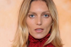 Anja Rubik lśniła na pokazie w Paryżu. Odważna kreacja top modelki
