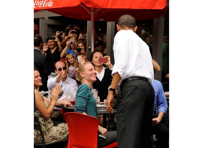 Barack Obama wychodzi z fast-foodu w Waszyngtonie