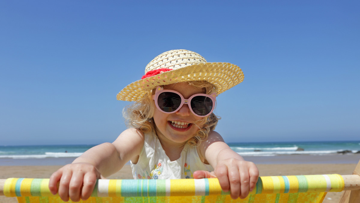 Okulary przeciwsłoneczne dla dzieci: jakie wybrać, jak dopasować? Modele