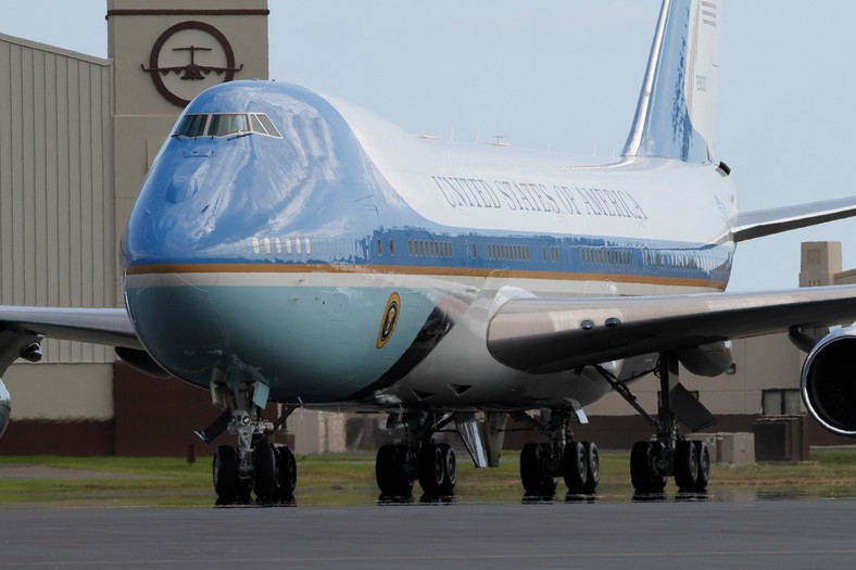 Samolot Air Force One to model Boeing VC-25A, specjalna przeróbka jumbo-jeta. Na zdjęciu Air Force One na lotnisku na Hawajach.