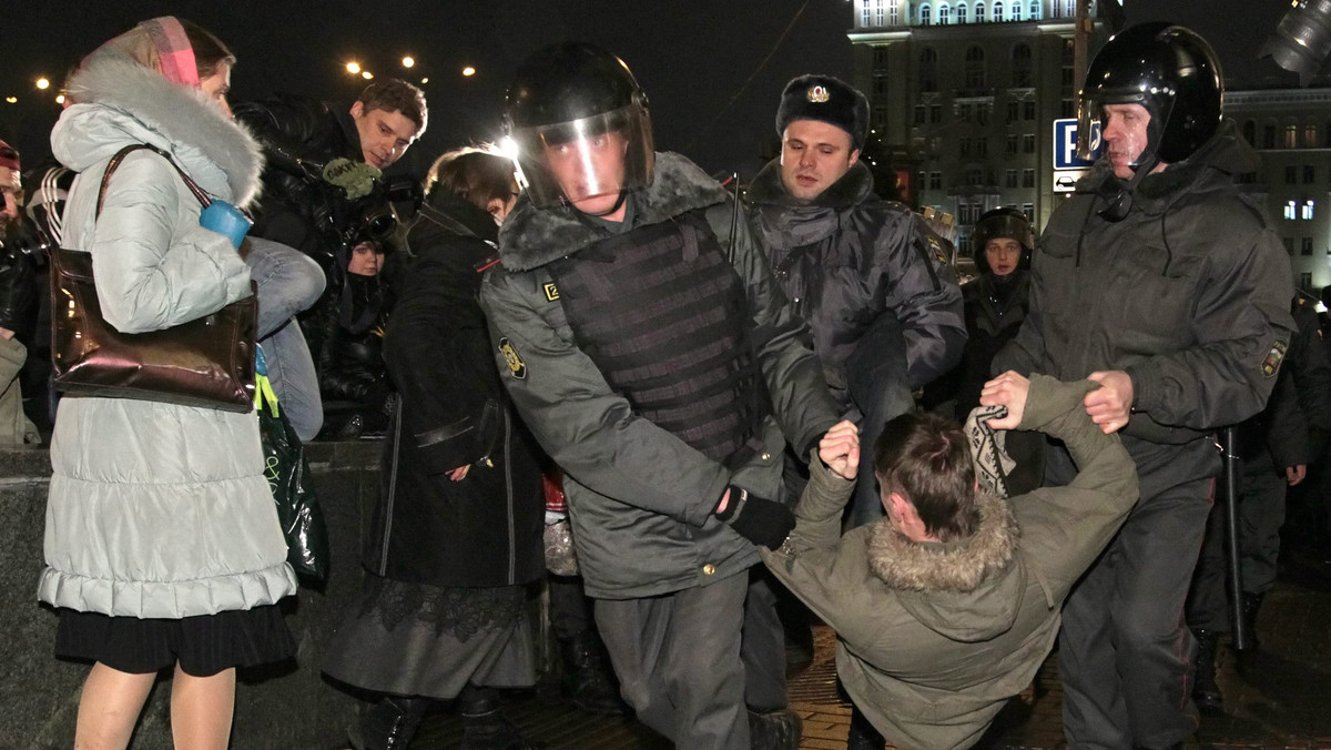 Siły specjalne rosyjskiej policji OMON zatrzymały ponad 250 opozycjonistów, którzy we dziś wieczorem przyszli na plac Triumfalny w Moskwie, aby zaprotestować przeciwko sfałszowaniu przez władze wyników niedzielnych wyborów do Dumy Państwowej.