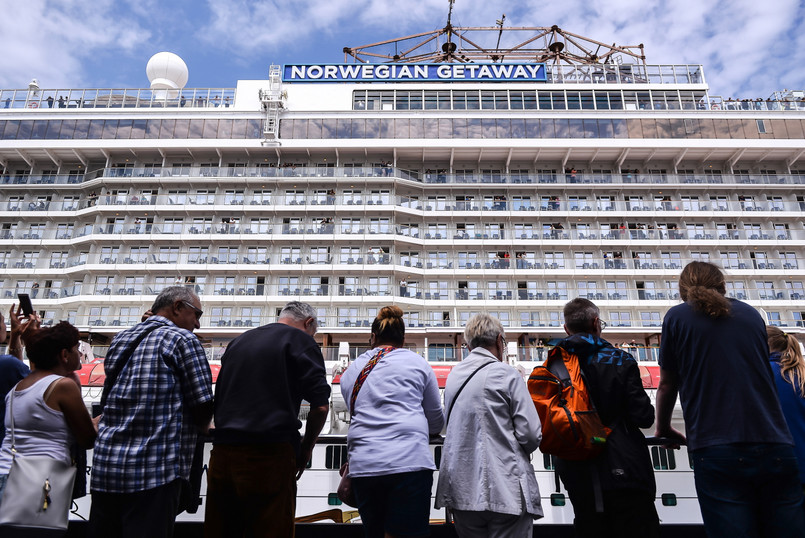Gdyński port poinformował, że pływający pod banderą Bahama statek m/v „Norwegian Getaway”, który zacumował przy nabrzeżu Francuskim ma 325 metrów długości i pojemność (GT) – ponad 145 tysięcy. Jest jednym z największych wycieczkowców świata – posiada ponad dwa tysiące kabin i apartamentów dla niemal czterech tysięcy pasażerów. Załoga liczy ponad 1,5 tys. osób. Statek został zbudowany w 2014 r., a jego armatorem jest kompania Norwegian Cruise Line.
