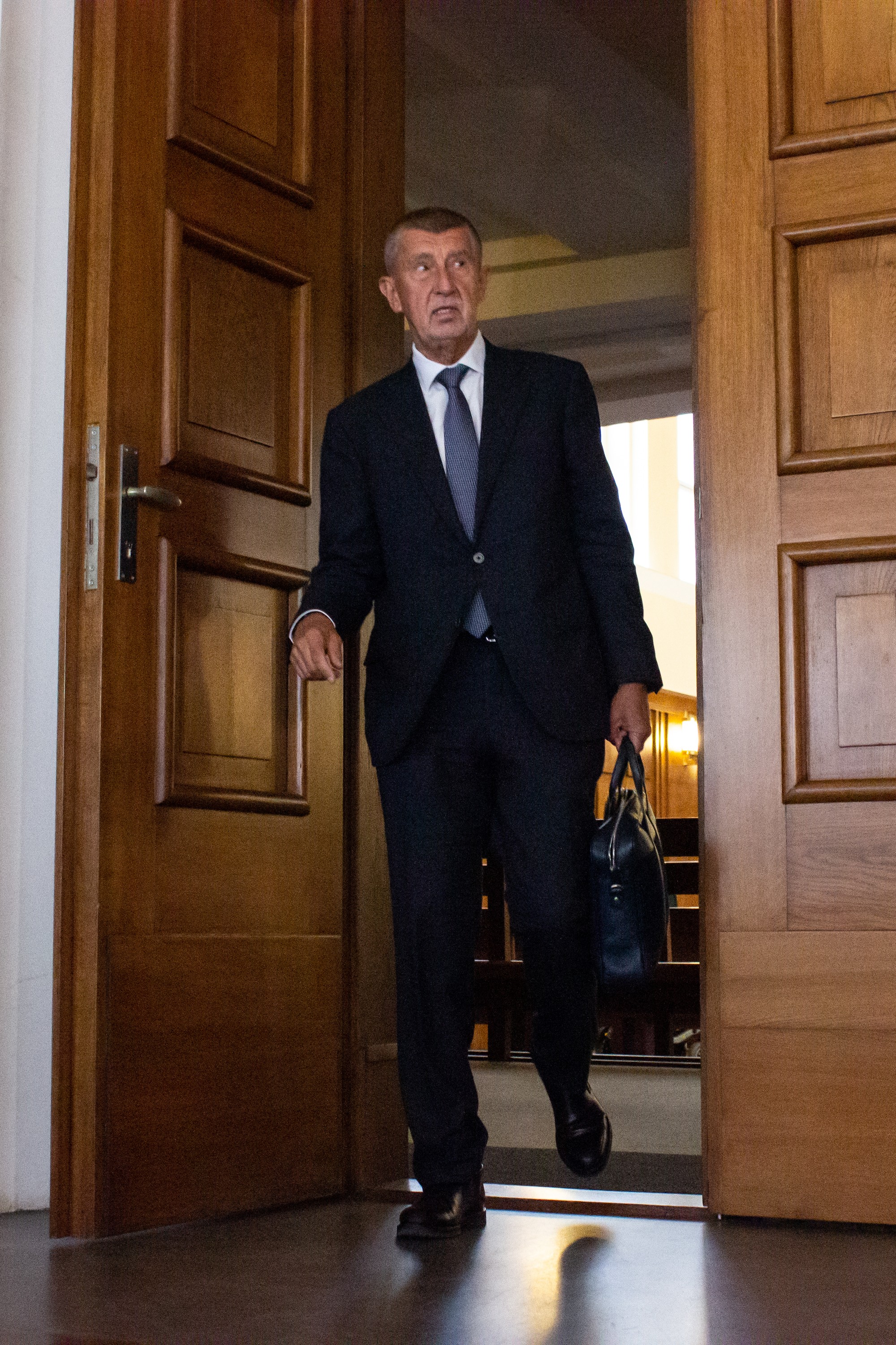 Český expremiér a predseda hnutia ANO Andrej Babiš vychádza zo súdnej siene na Vrchnom súde v Prahe, ktorý pojednáva odvolanie v kauze Čapí hnízdo.