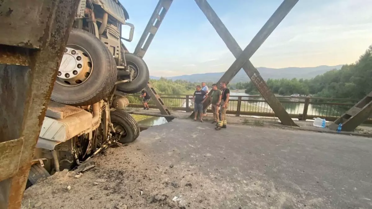 45-tonowa ciężarówka zerwała most